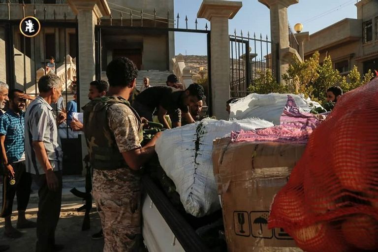 شاحنات إغاثية من السلع التموينية 