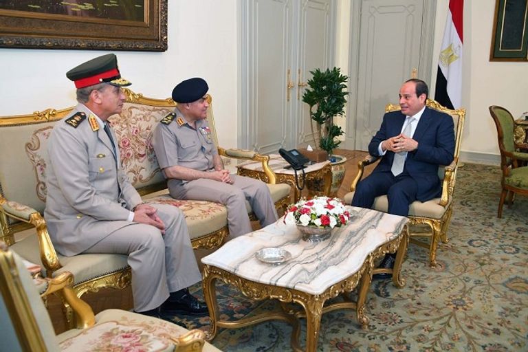 السيسي يلتقي وزراء الدفاع والداخلية السابقين والجدد