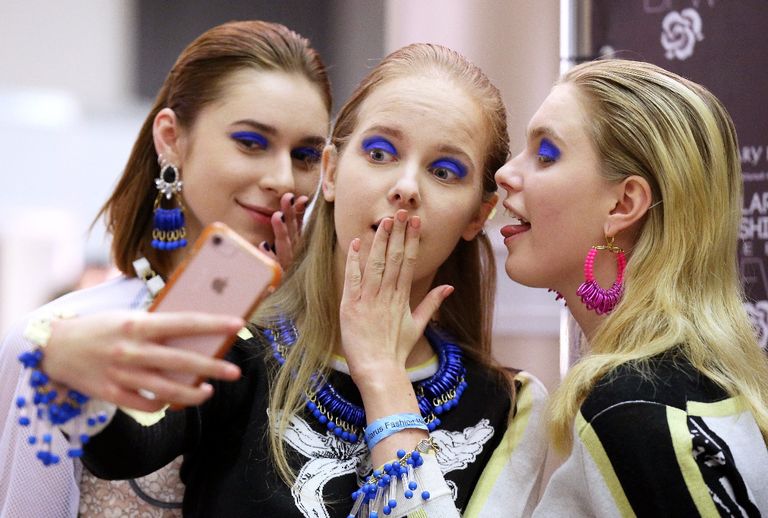 كيف ستكون وجبات الطعام العائلية، ومرحلة المراهقة، والحساب المصرفي في نهاية الشهر، إذا لم يكن هناك القليل من الفكاهة؟ الفكاهة تحفز على الإبداع وتزيد من الإنتاج