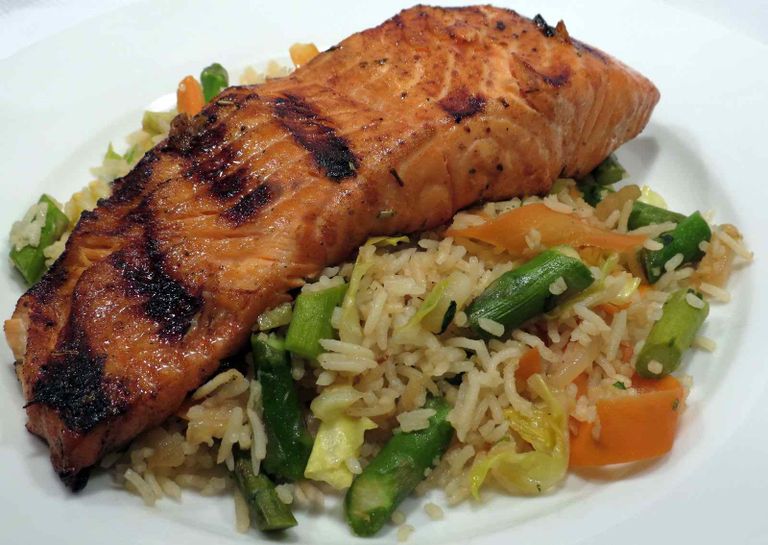 السمك بالأرز البني الأرز البني وأرز الصيادية يضفيان مذاقا شهيا إلى السمك
