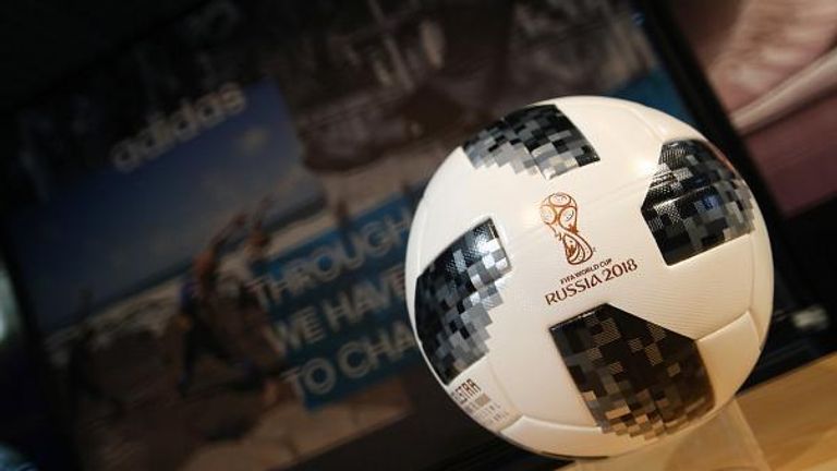 كرة القدم في مرمى السياسة