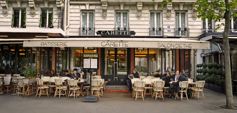 تشكل المقاهي جزءا من الثقافة الفرنسية والحياة الاجتماعية والثقافية فيها 
