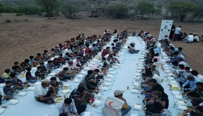 الهلال الأحمر الإماراتي ينظم مأدبتي إفطار في أبين والضالع