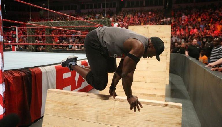 سامي زين يعتدي على بوبي لاشلي