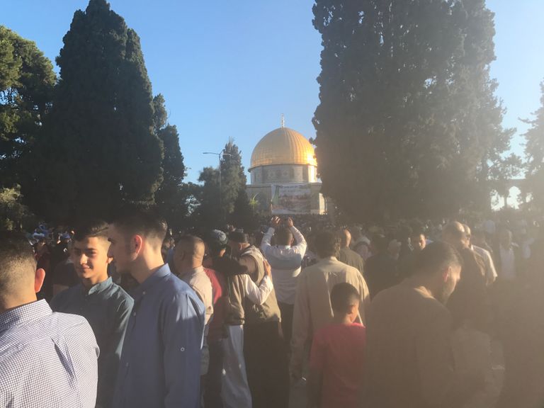 فلسطينيون يؤدون صلاة العيد أمام قبة الصخرة بالقدس المحتلة-دائرة الأوقاف