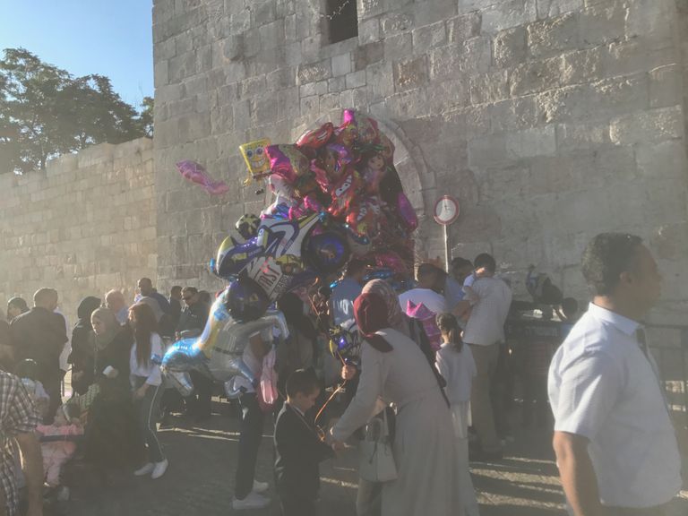 فلسطينيون يؤدون صلاة العيد أمام قبة الصخرة بالقدس المحتلة-دائرة الأوقاف