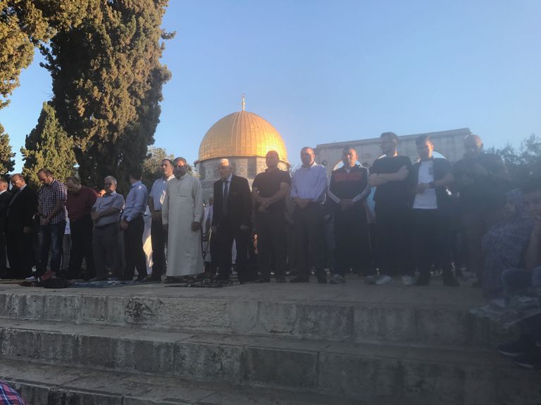 فلسطينيون يؤدون صلاة العيد أمام قبة الصخرة بالقدس المحتلة-دائرة الأوقاف