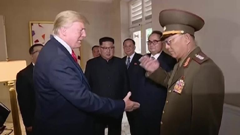 ترامب يصافح الجنرال الكوري الشمالي