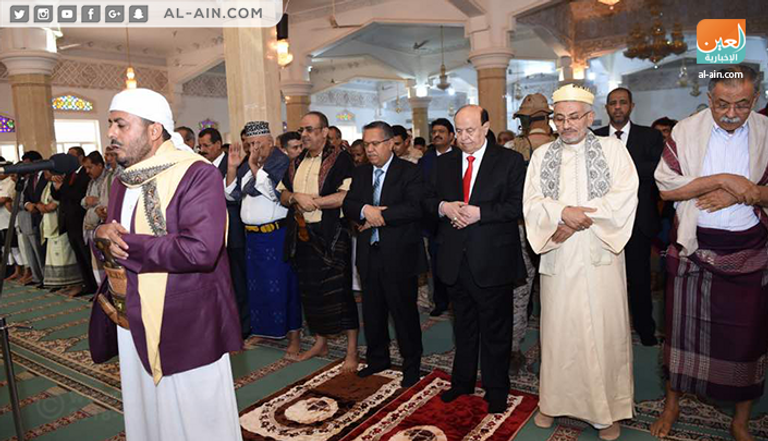 الرئيس اليمني أثناء أداء صلاة عيد الفطر