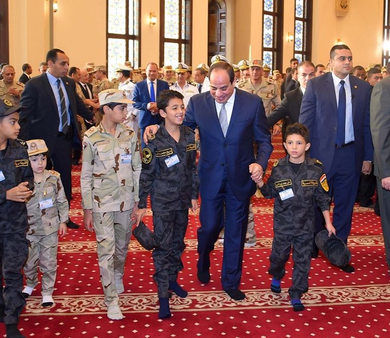 الرئيس السيسي جدد العهد على عدم نسيان تضحيات الشهداء والمصابين بمصر الرئيس السيسي خلال احتفالية عيد الفطر مع أسر الشهداء والمصابين