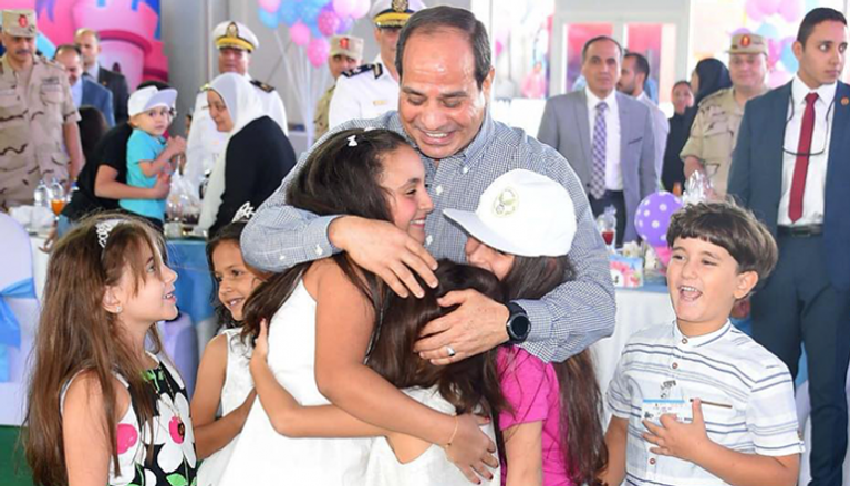 الرئيس السيسي خلال احتفالية عيد الفطر مع أسر الشهداء والمصابين
