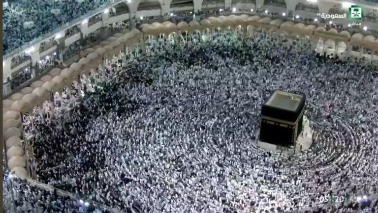 المسلمون يؤدون صلاة عيد الفطر المبارك