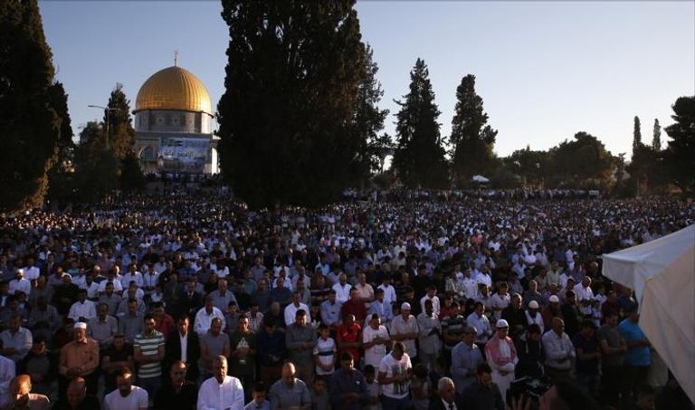 المسلمون يؤدون صلاة عيد الفطر المبارك