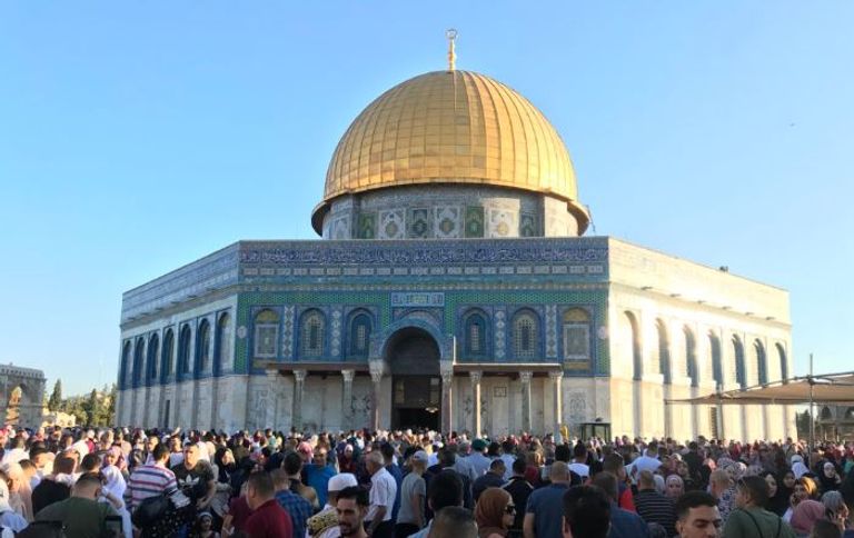 المسلمون يؤدون صلاة عيد الفطر المبارك