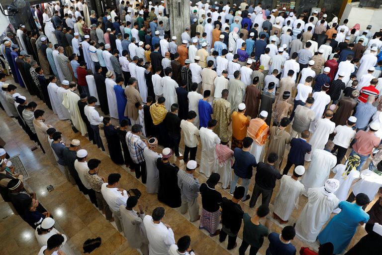 المسلمون يؤدون صلاة عيد الفطر المبارك