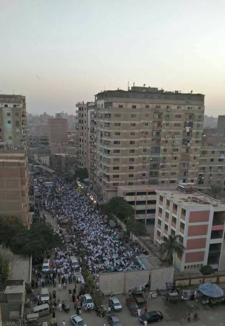 المسلمون يؤدون صلاة عيد الفطر المبارك