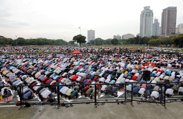 المسلمون يؤدون صلاة عيد الفطر المبارك