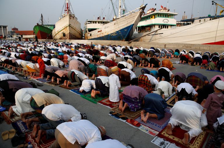 المسلمون يؤدون صلاة عيد الفطر المبارك