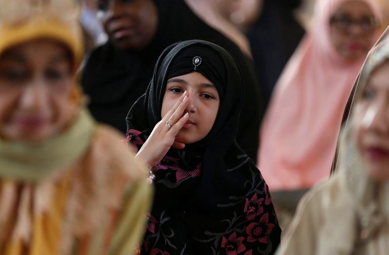 المسلمون يؤدون صلاة عيد الفطر المبارك