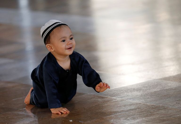 المسلمون يؤدون صلاة عيد الفطر المبارك