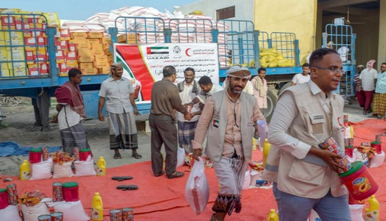 الهلال الأحمر يوزع مساعدات في اليمن (صورة أرشيفية)