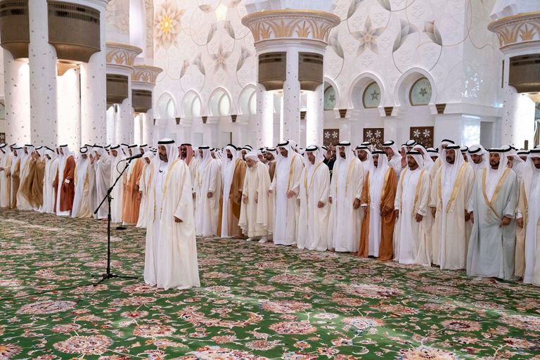 الشيخ محمد بن زايد آل نهيان يؤدي صلاة عيد الفطر بجامع الشيخ زايد الكبير في أبوظبي