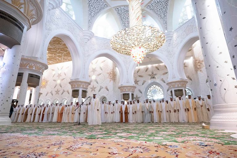 الشيخ محمد بن زايد آل نهيان يؤدي صلاة عيد الفطر بجامع الشيخ زايد الكبير في أبوظبي