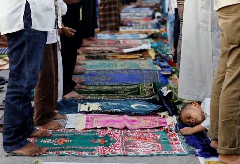 المسلمون يؤدون صلاة عيد الفطر المبارك