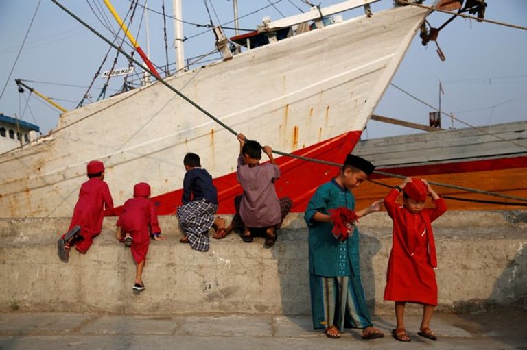 المسلمون يؤدون صلاة عيد الفطر المبارك