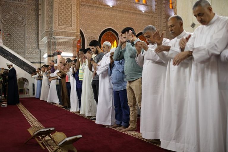 المسلمون يؤدون صلاة عيد الفطر المبارك