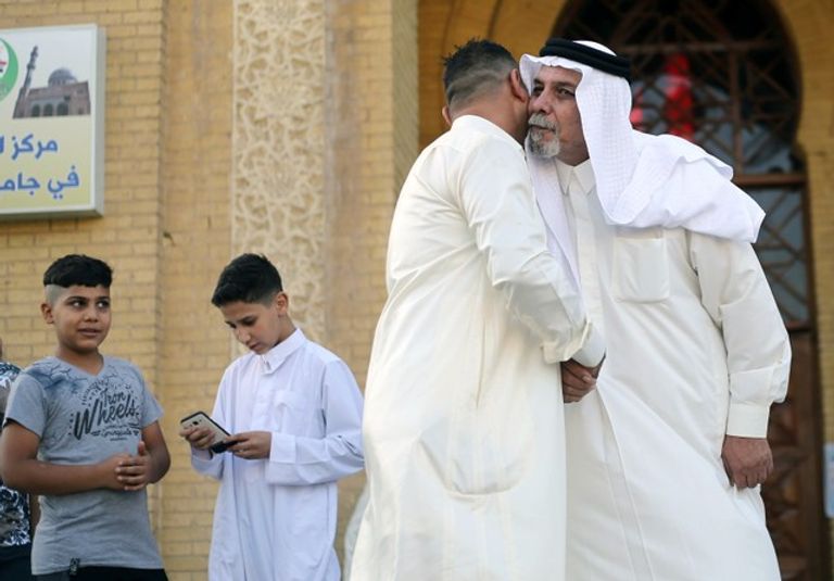 المسلمون يؤدون صلاة عيد الفطر المبارك