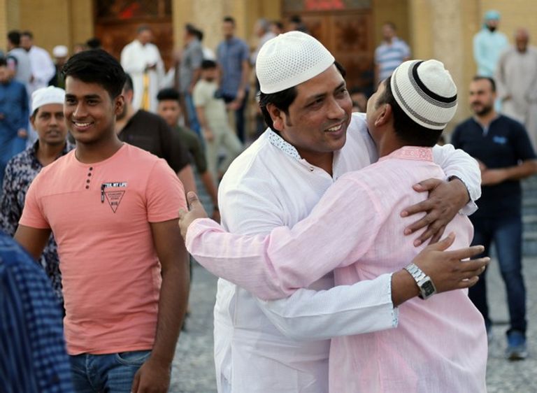 المسلمون يؤدون صلاة عيد الفطر المبارك