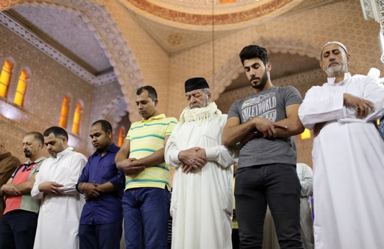 المسلمون يؤدون صلاة عيد الفطر المبارك