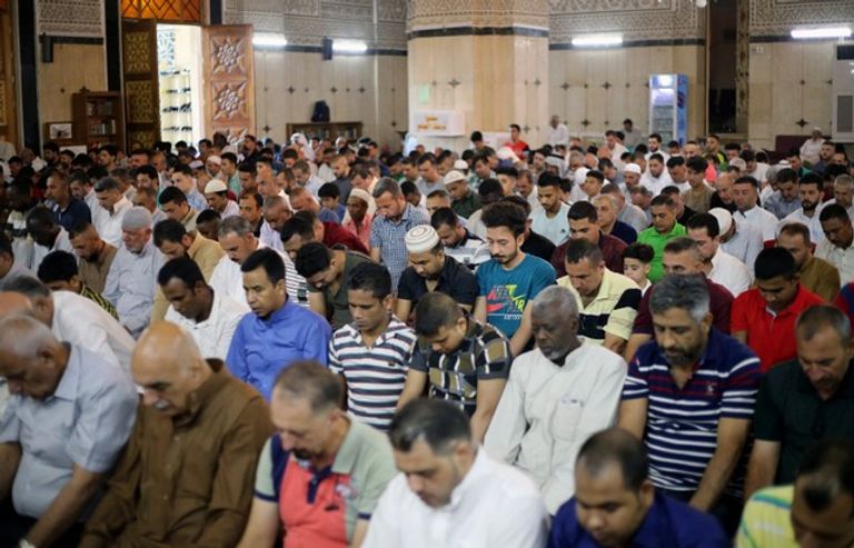 المسلمون يؤدون صلاة عيد الفطر المبارك