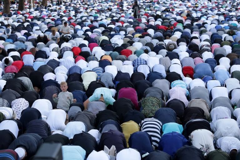 المسلمون يؤدون صلاة عيد الفطر المبارك