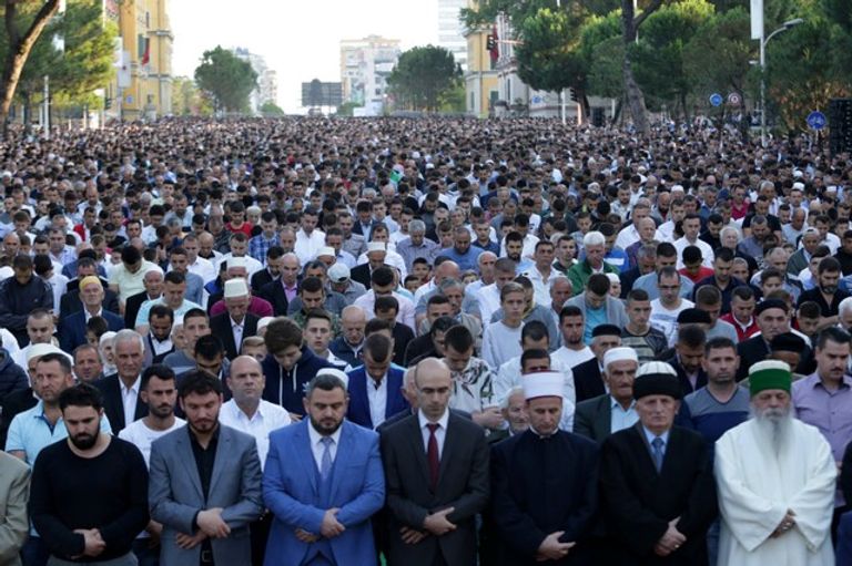 المسلمون يؤدون صلاة عيد الفطر المبارك