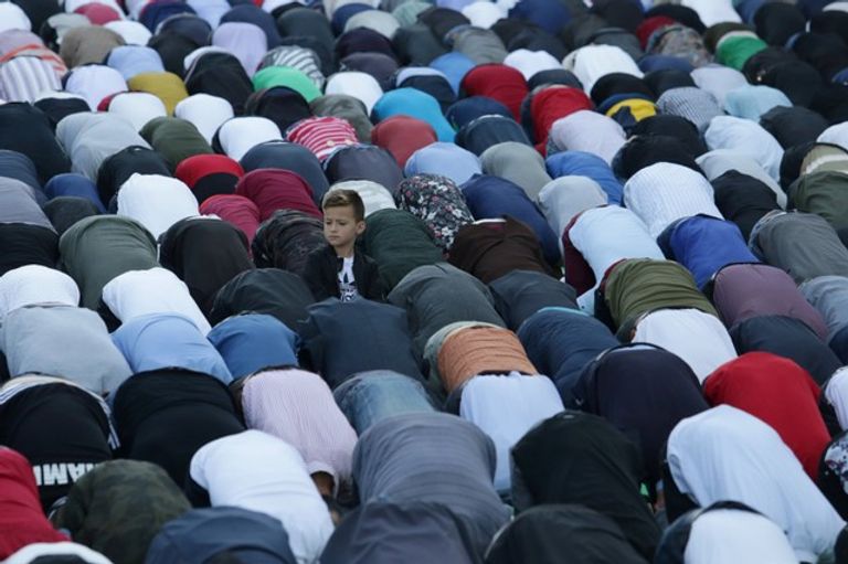 المسلمون يؤدون صلاة عيد الفطر المبارك