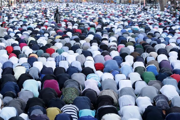 المسلمون يؤدون صلاة عيد الفطر المبارك