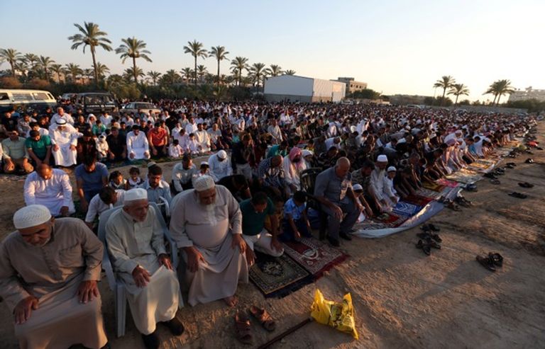 المسلمون يؤدون صلاة عيد الفطر المبارك