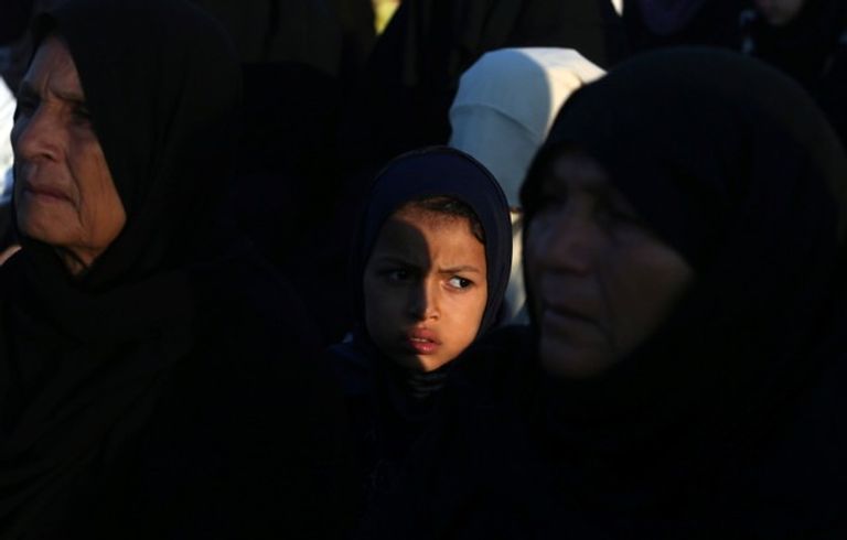 المسلمون يؤدون صلاة عيد الفطر المبارك