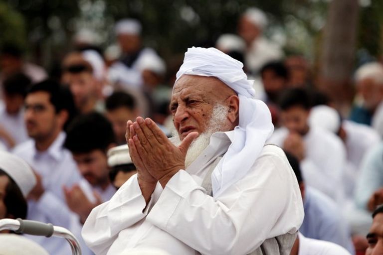 المسلمون يؤدون صلاة عيد الفطر المبارك