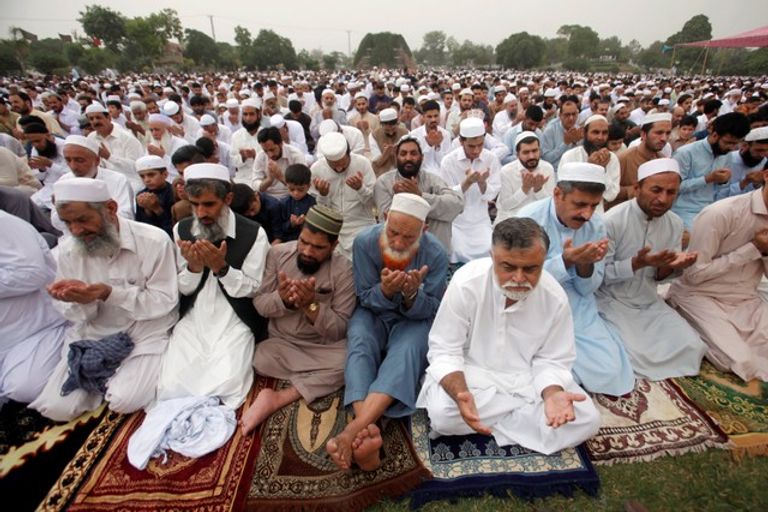 المسلمون يؤدون صلاة عيد الفطر المبارك