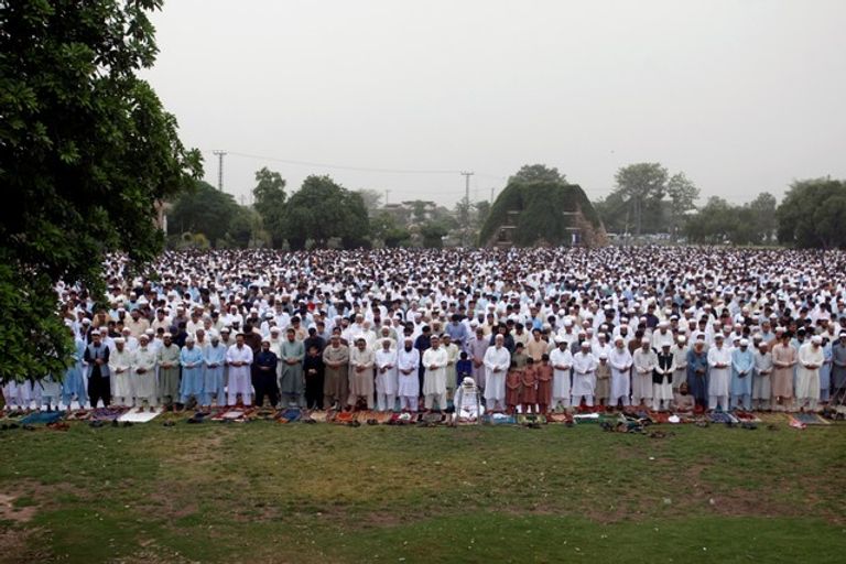 المسلمون يؤدون صلاة عيد الفطر المبارك