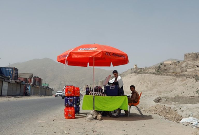 المسلمون يؤدون صلاة عيد الفطر المبارك