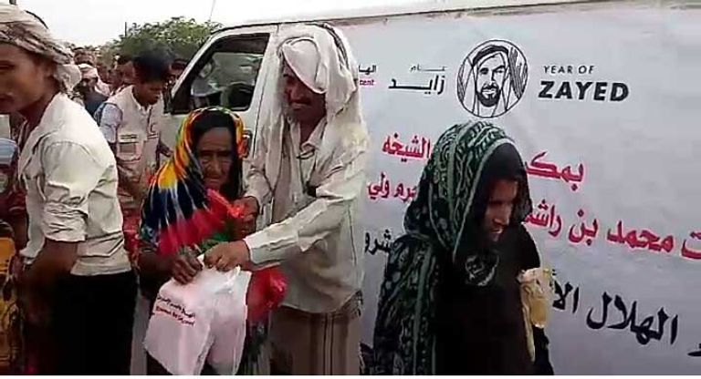 الهلال الأحمر الإماراتي يوزع كسوة العيد على أطفال عدن