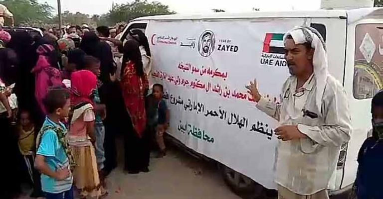 الهلال الأحمر الإماراتي يوزع كسوة العيد على أطفال عدن