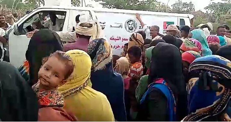 الهلال الأحمر الإماراتي يوزع كسوة العيد على أطفال عدن