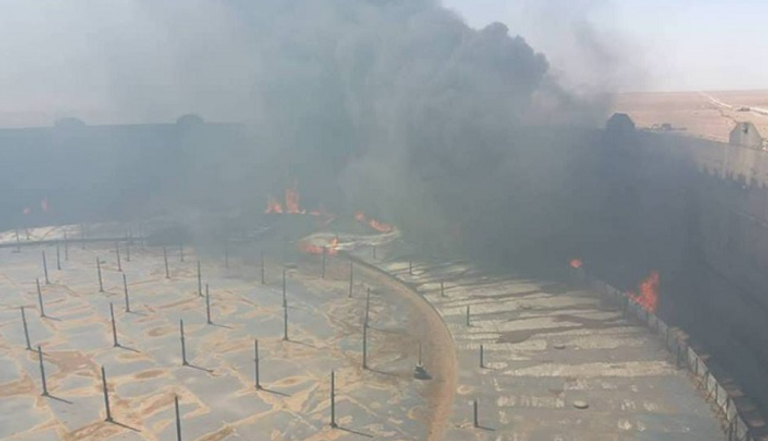 دخان يتصاعد من خزان نفط في رأس لانوف – رويترز