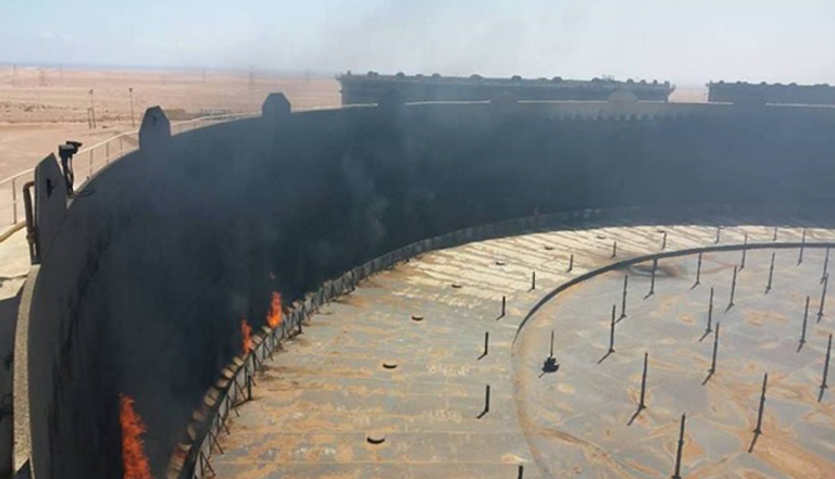 دخان يتصاعد من خزان نفط في رأس لانوف – رويترز