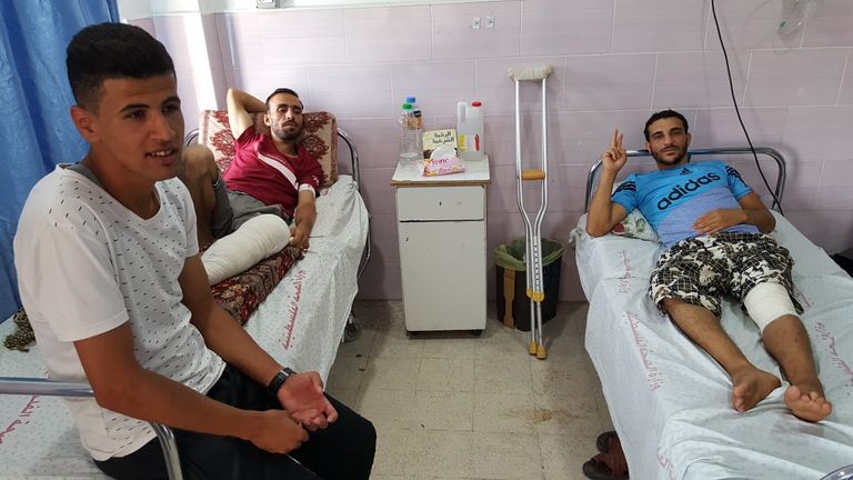 الجرحى الفلسطينيون يمضون العيد في المستشفيات قبور شهداء غزة